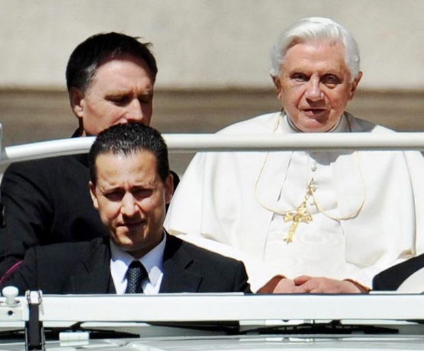 Папа Бенедикт XVI претърпял тайна операция на сърцето