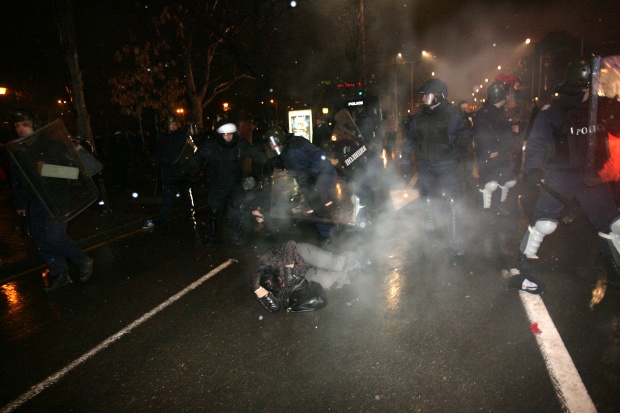 Протестиращи потрошиха патрулка с камъни в столицата
