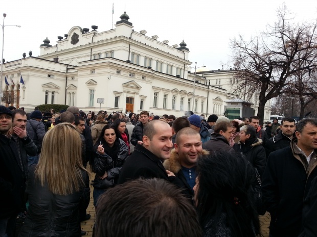 Стотици подкрепят Борисов пред парламента, вият се хора