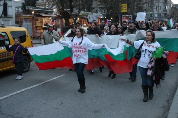 Над 1200 протестират пред ЕВН в Стара Загора