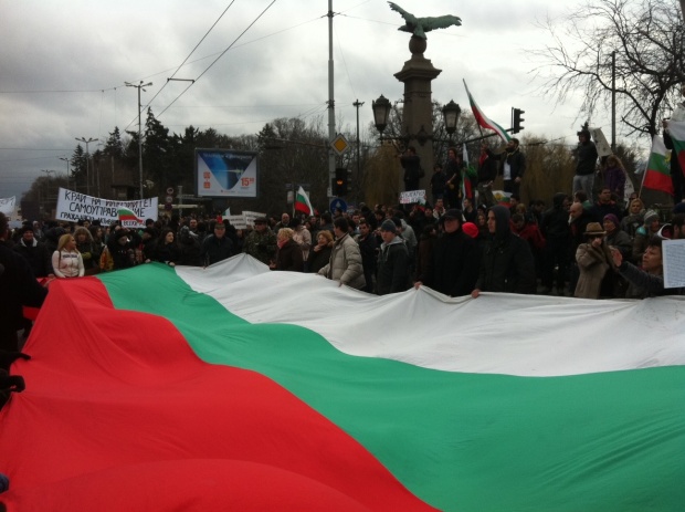Протестиращите развяха огромен национален флаг пред президентството