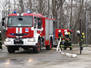 Таксиметров шофьор паркира във фоайето на общината в Габрово и го подпали
