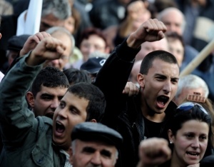Със скандал и бой започна протеста в Пловдив