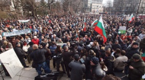 Над 50 000 души протестират във Варна