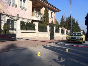 Не е ясно дали простреляният охранител ще оживее