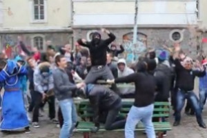 Учител от Пловдив се кълчи на харлем шейк пред учениците