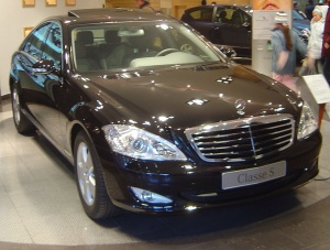 Игуменът, който скочи срещу медиите, има четири луксозни мерцедеса