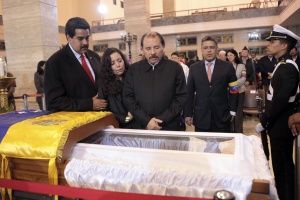 Започна погребението на Уго Чавес