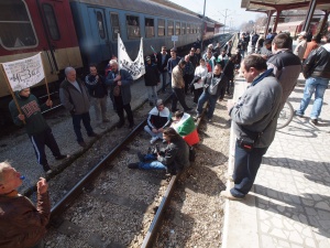 Протестиращи варненци блокираха влака за Добрич