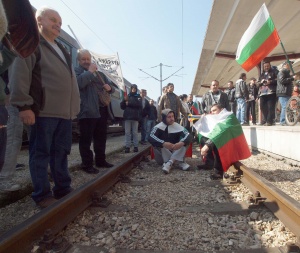 Блокираха Е-79 и жп гара Варна