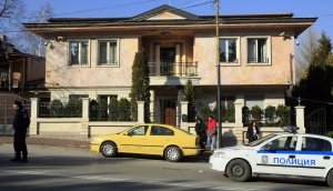 Утроиха охраната пред дома на Брендо