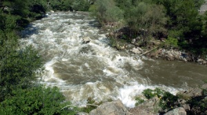Пропадна път заради река в община Банско