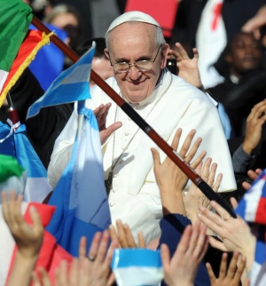 Папа Франциск приветства десетки хиляди миряни