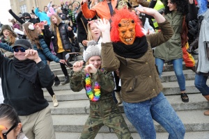 „Харлем шейк“ е хит номер едно за „Билборд“ вече пета седмица