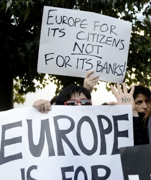Кипърската народна банка блокира банкоматите