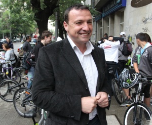 Кметът на Божурище: Папагалът в кабинета ми струва 2000 лева, подарък ми е