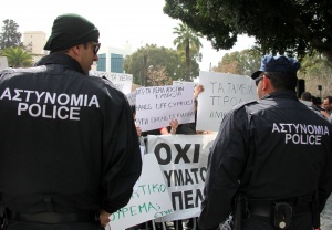 Банкови служители в Кипър се вдигнаха на протест