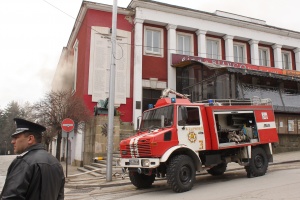 Изгасен е пожарът във Военния клуб във Велико Търново