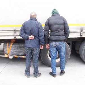 Задържаха 8 сирийци, скрити в изоставена постройка на границата с Турция