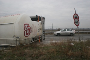 Цистерна се удари в лек автомобил край Асеновград