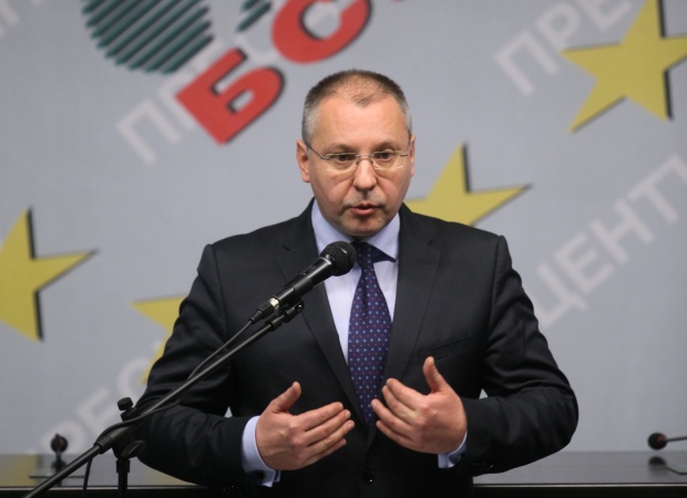 Станишев: Борисов иска да управлява чрез служебния кабинет