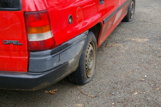 Близо 30 коли осъмнаха с нарязани гуми в София