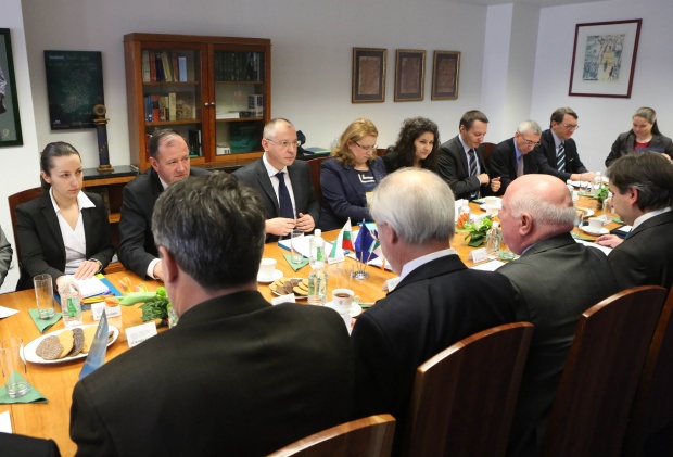 Станишев представи мерки за стабилизация на страната пред посланници от ЕС