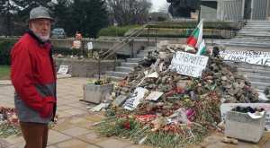 Палатките пред Община Варна се увеличават