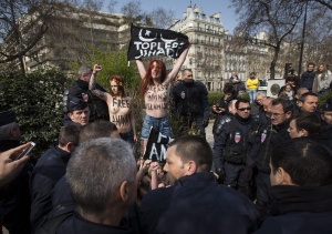 ФЕМЕН се съблякоха пред джамия в Киев