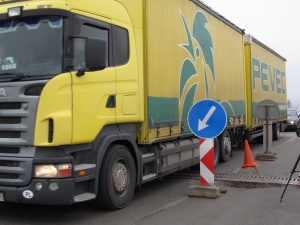 Забранено за тирове на Дунав мост