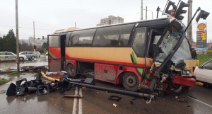 Автобус и такси катастрофираха във Варна
