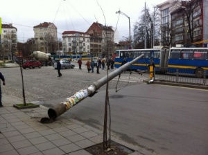 Стълб се срути върху тролей в центъра на София