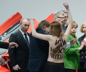 Голи активистки протестират срещу Путин в Германия