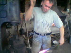 Изписаха самозапалилия се ковач