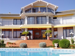 Милионерите в България разпродават имотите си