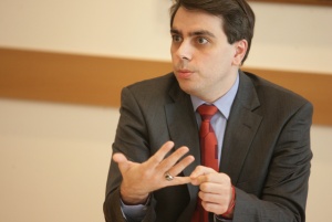 Асен Василев: Има странни клаузи в договорите за „Мариците“