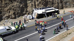 Няколко загинали и над 100 рани при сблъсък на два автобуса в РЮА