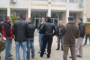 Протестиращи „запечатаха” банките в Благоевград