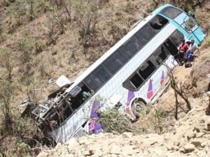 34 жертви при падане на автобус в пропаст в Перу