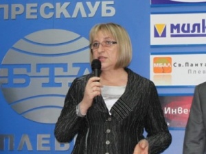 Цецка Цачева: Великден ни задължава да сме смирени в кампанията