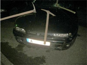 Автомобил в Бургас осъмна с три забити кирки