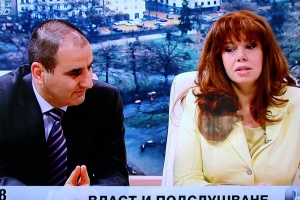 Илияна Йотова дари на Цветанов слушалки