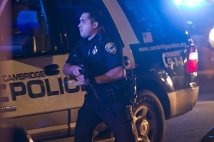 Нови престрелки и взривове край Бостън