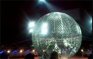 Каскадьори на цирк Балкански пострадаха в "Глобуса на смъртта"