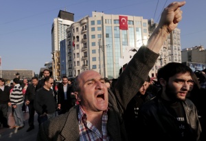 Най-малко 15 ранени при сблъсъци на студенти в Турция