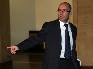 Стефан Константинов проверявал кабинета си за бръмбари