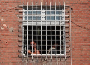 Затворник се качи на покрива на затвора в Бургас, заплашва да се хвърли