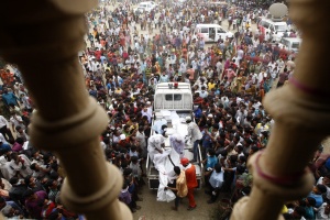 Арестуваха двама души за срутилата се сграда в Бангладеш