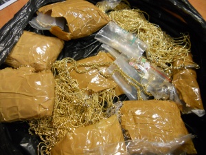 Митничари хванаха 2 кг златни бижута, „закопани“ в облегалки на автобус