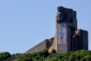 Паметникът в Шумен осъмна опакован